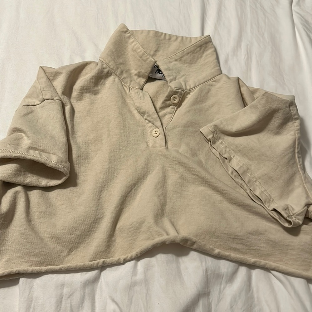 The cutest cropped collar princess polly shirt in size 2!